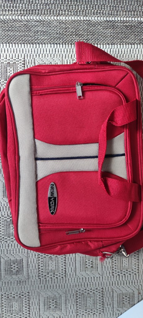 Красная сумка для ноутбука