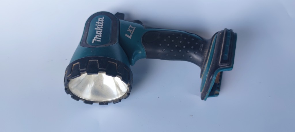 Аккумуляторный фонарь Makita LXT