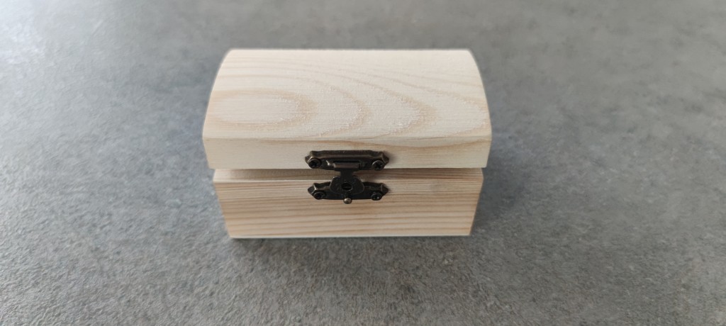 Деревянная шкатулка